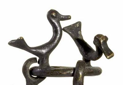 The lur from Folvisdam, near Skanderborg, has small bird-shaped appendages on its chain. The lurs and their music