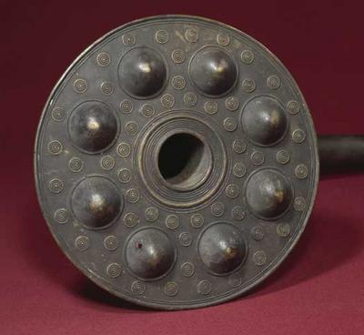 The ornamental plate on one of the lurs from Brudevælte Mose in northern Zealand. The eight round depressions are surrounded by small concentric circle ornaments. The lurs and their music