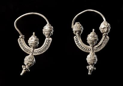 The Vikings did not wear ear rings. The Slavic peoples they encountered on expeditions did, however. Jewellery in the Viking Age