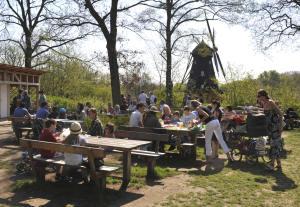 Frilandsmuseet har flere spisepladser, en kiosk og restaurant Food and drink