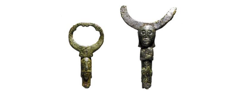 Clothes pins depicting the war god Odin with his two ravens. Odin received information from his two ravens Hugin and Munin. Every day they flew out over the world and observed what occurred. In this way Odin could find out about everything that happened. The Viking gods